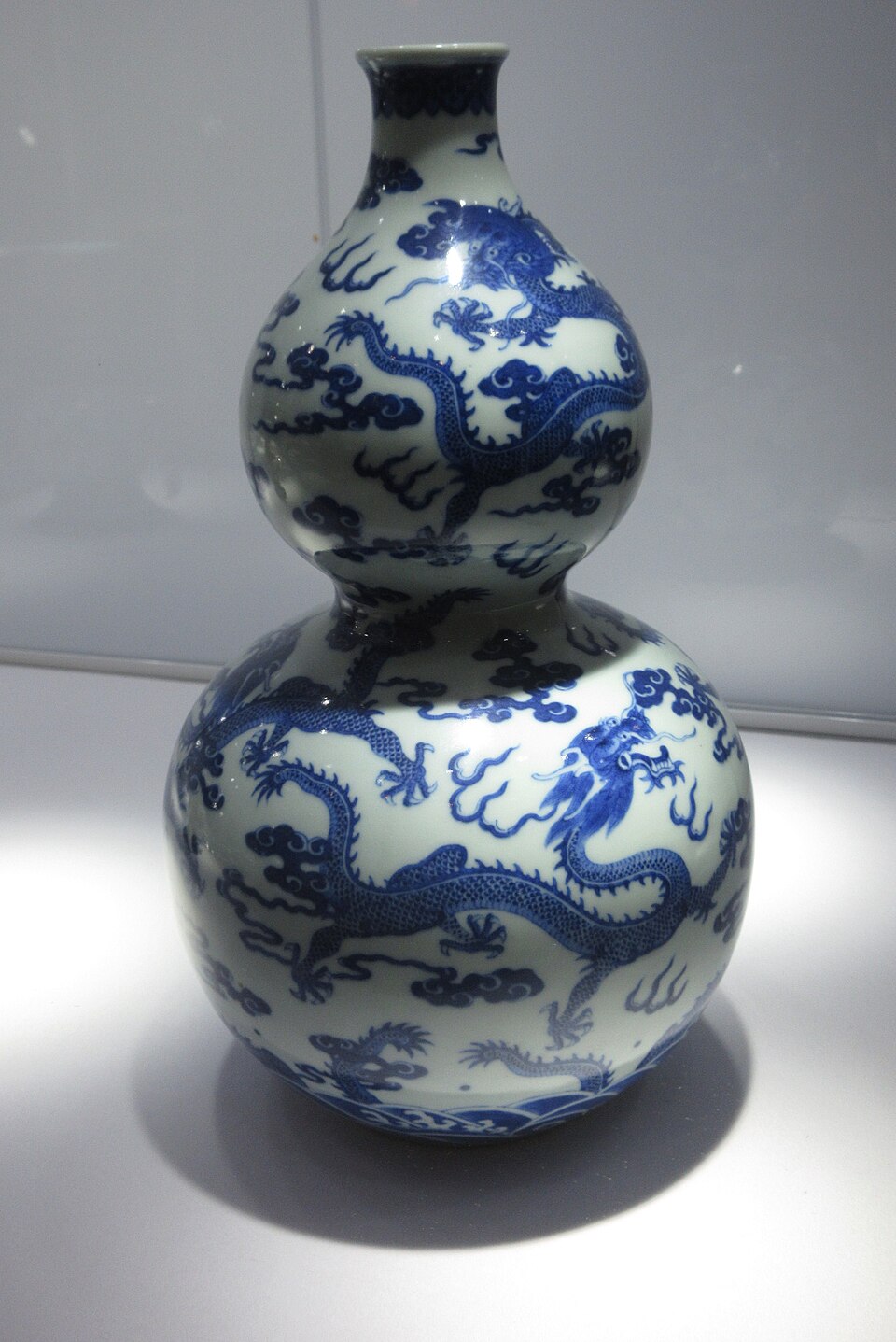 A blue and white Chinese porcelain double-gourd vase decorated with dragons