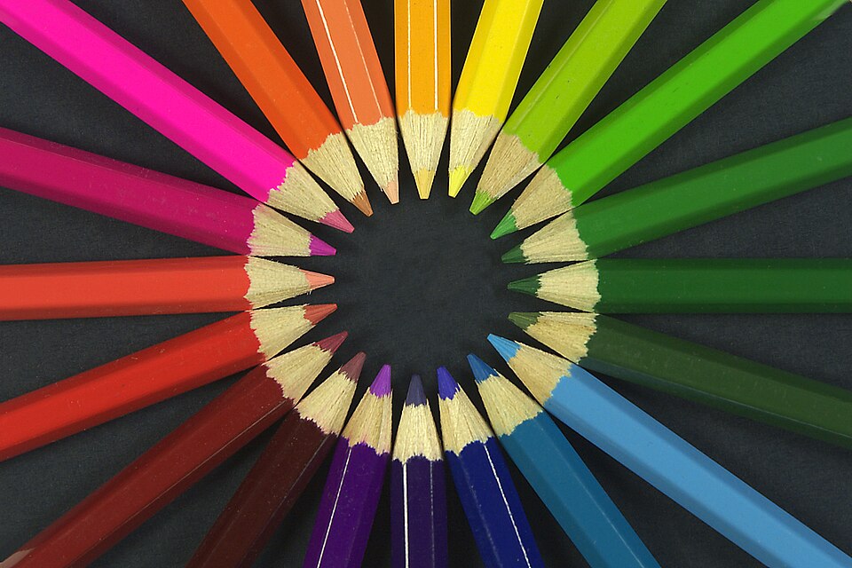 Colorful pencils arranged in a circle showing all the colors of the rainbow